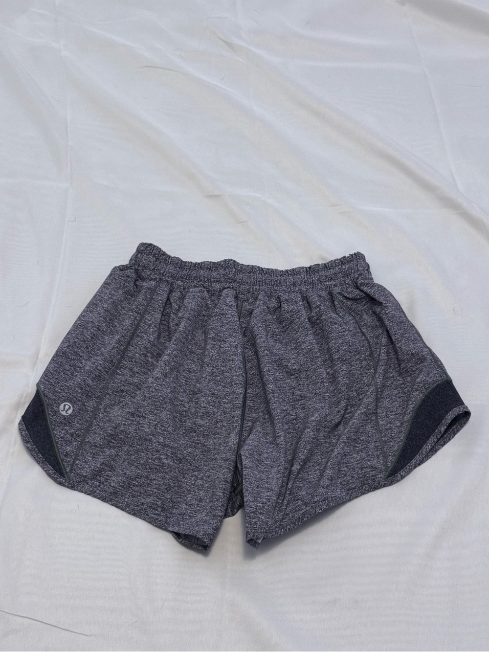Lululemon 4” Hotty Hot Shorts sz 4
